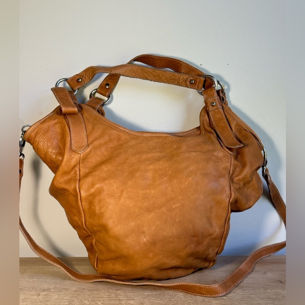 Chic Tan Leather Shoulder Bag